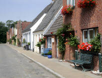 Genießen Sie einen ruhigen, angenehmen Spaziergang durch die vielen kleinen Straßen der charmanten Kanalstadt Friedrichstadt.
