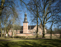 Husum-slottet er bygget i nederlandsk renessansestil og er vel verdt et besøk.