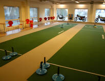 I det store innendørs aktivitetsområdet kan du blant annet. spille minigolf, biljard,curling og airhockey.
