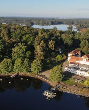 Historisk herrgård med kolonial arkitektur från 1900-talet och modern komfort.