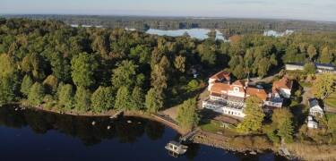 Historisk herrgård med kolonial arkitektur från 1900-talet och modern komfort.