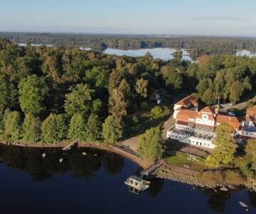 Historisk herregård med kolonial arkitektur fra 1900 og raffineret moderne komfort.