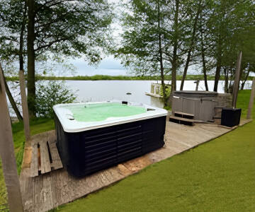 Entspannen Sie im Wellnessbereich oder probieren Sie Wassersport und Spa-Anwendungen am See.