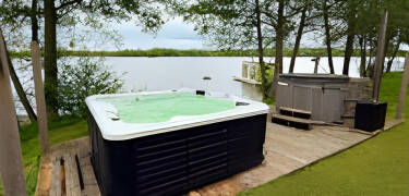 Entspannen Sie im Wellnessbereich oder probieren Sie Wassersport und Spa-Anwendungen am See.