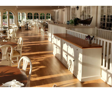 Start dagen med gratis morgenmad og nyd aftensmaden i restauranten eller den rustikke bar.