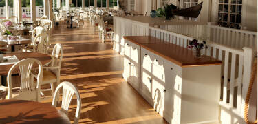 Start dagen med gratis morgenmad og nyd aftensmaden i restauranten eller den rustikke bar.