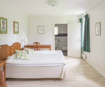 Helle und komfortable Zimmer schaffen eine warme und einladende Atmosphäre.