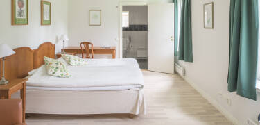 Helle und komfortable Zimmer schaffen eine warme und einladende Atmosphäre.