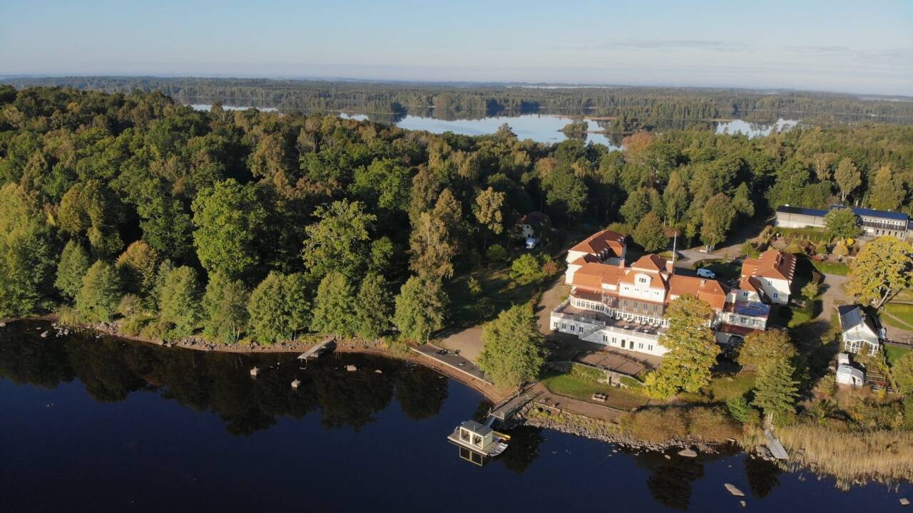 Historisk herregård med kolonial arkitektur fra 1900-tallet og moderne komfort.