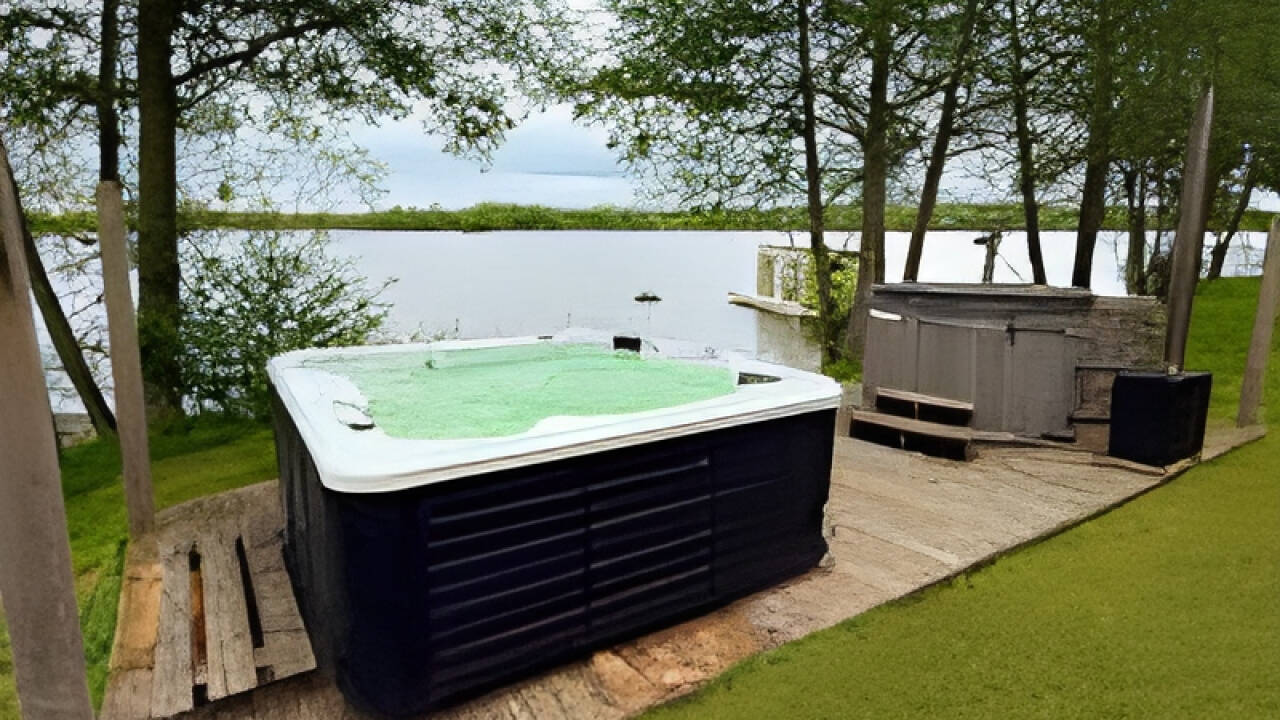 Entspannen Sie im Wellnessbereich oder probieren Sie Wassersport und Spa-Anwendungen am See.