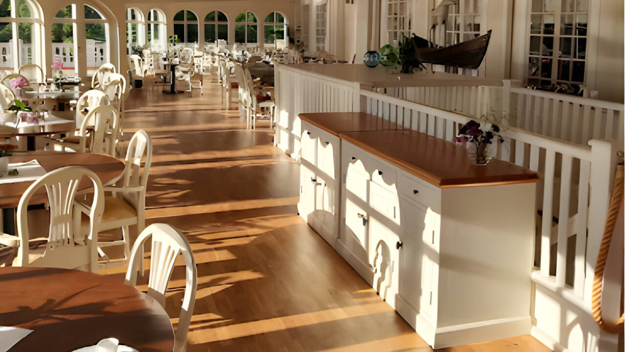 Beginnen Sie den Tag mit einem kostenlosen Frühstück und speisen Sie im Restaurant oder der rustikalen Bar.