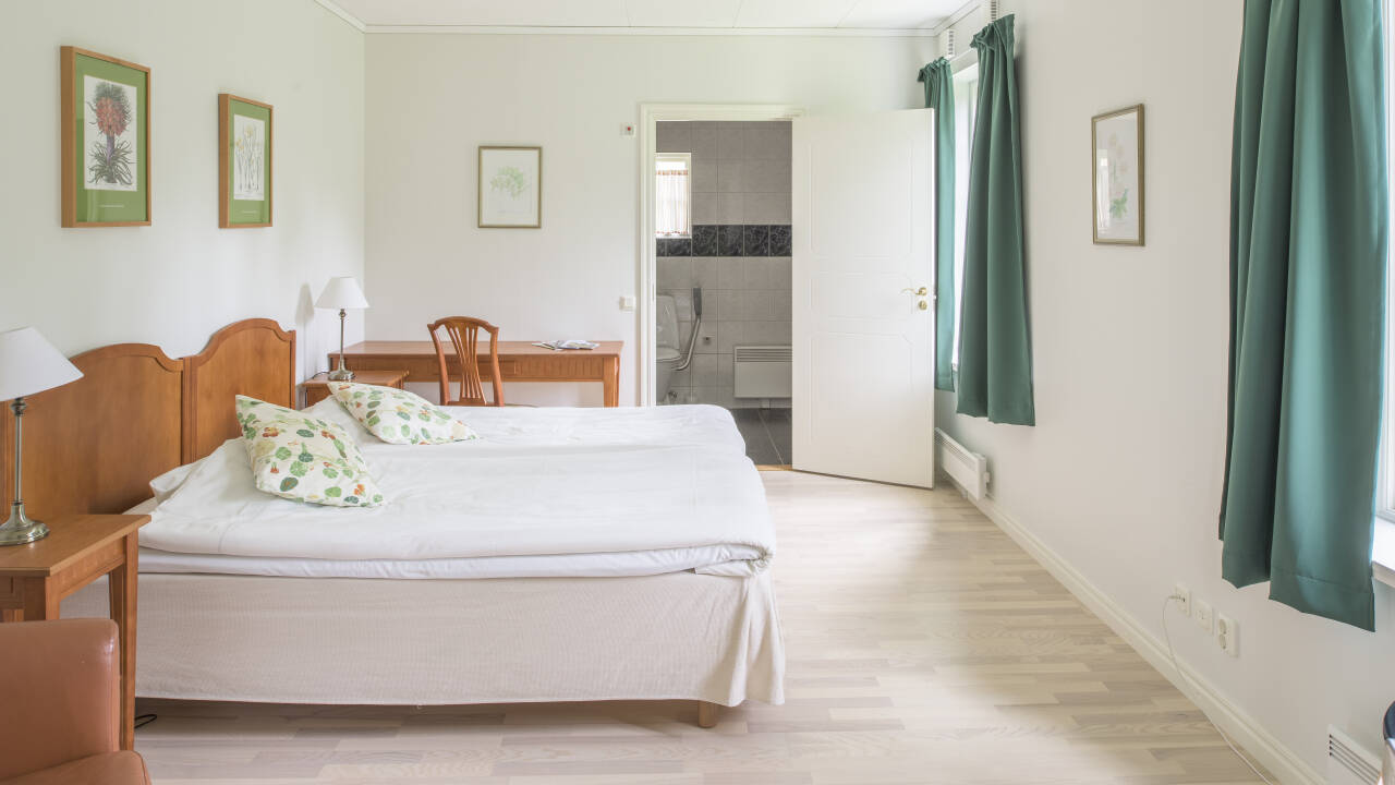 Helle und komfortable Zimmer schaffen eine warme und einladende Atmosphäre.