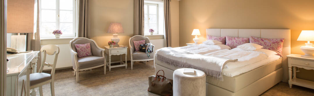 Cosy elegance awaits guests in the rooms as well as in the public areas of the hotel.