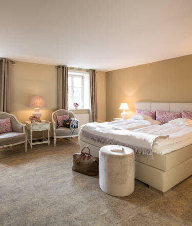 Cosy elegance awaits guests in the rooms as well as in the public areas of the hotel.
