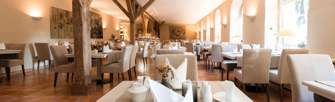 Restaurant Weinstube: Once used as stables, this space now features terracotta tiles, warm tones, and an old brick ceiling that create a rustic, countryside ambience. The menu is carefully crafted with seasonal ingredients.