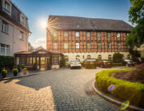 Romantik Hotel am Brühl ligger i flera vackert restaurerade historiska byggnader. Bland dessa finns en timrad lada, ett 1800-talspalats från Gründerzeit och en lada med preussiskt välvt tak, allt omgivet av en grönskande trädgård.