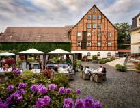 Der Innenhof mit dem romantischen Garten verspricht bei schönem Wetter außergewöhnliche Stunden beim Genießen.