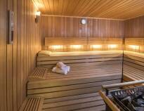 Genießen Sie Entspannung und Erholung im hoteleigenen Innenpool, in der Sauna und im Fitnessbereich.