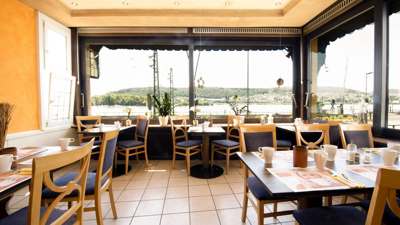 Genießen Sie vom Hotel aus den Blick auf den Rhein, während Sie ein köstliches 5-Sterne-Frühstück genießen.