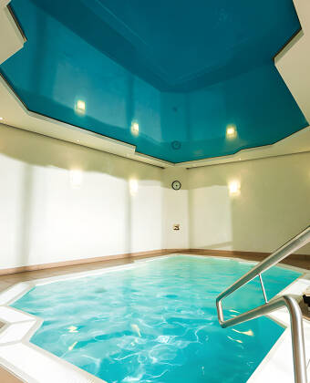 Slap af efter en dag ude med indendørs pool, sauna og dampbad – det perfekte pusterum.