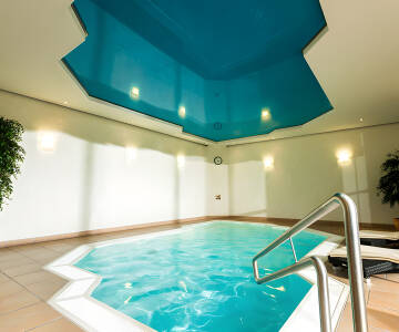 Slap af efter en dag ude med indendørs pool, sauna og dampbad – det perfekte pusterum.