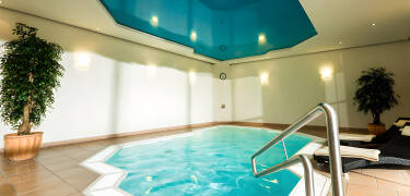 Slap af efter en dag ude med indendørs pool, sauna og dampbad – det perfekte pusterum.