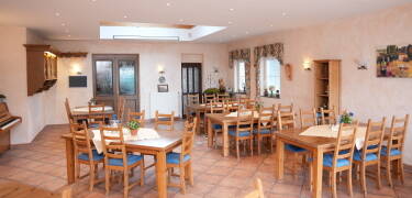 Efter en dag bland vinodlingar och längs floden kan du återvända till hotellet och njuta av en noggrant tillagad trerättersmiddag.