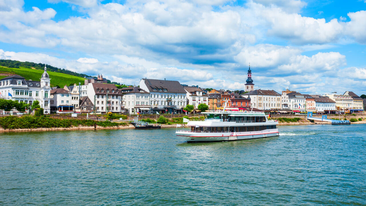 Entdecken Sie Burgen, Felsen und malerische Dörfer vom Wasser aus bei einer Schifffahrt auf dem Rhein.