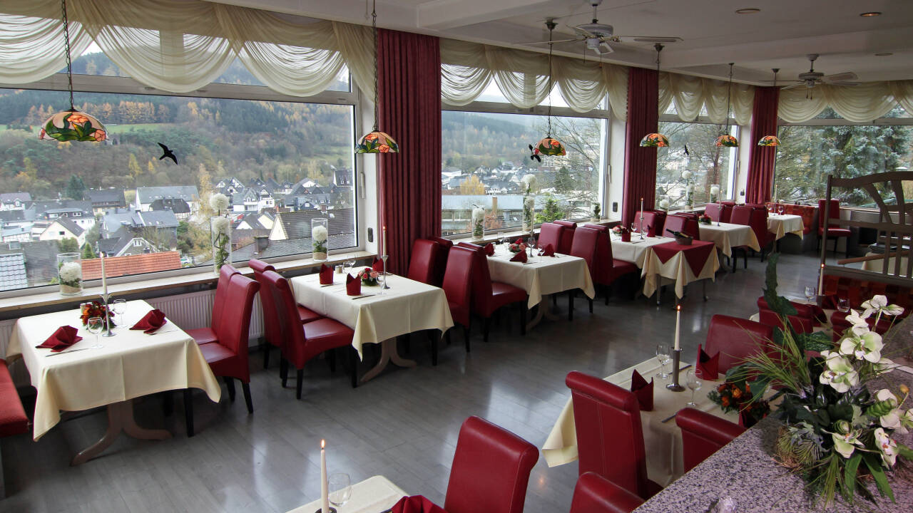 Nyd aftenmåltiderne med en herlig panoramaudsigt fra hotellets restaurant.