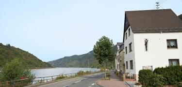 Hotel Krone Kestert ligger direkte ved Rhinens bredder og har en fantastisk udsigt over floden.