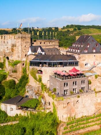 Oavsett om du besök det spektakulära Rheinfels Schloss eller ett av de många andra förtrollande slotten i regionen, erbjuder Mittelrhein oändliga möjligheter.