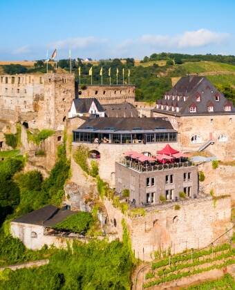 Ob die spektakuläre Burg Rheinfels oder eine der vielen anderen Burgen in der Umgebung: Am Mittelrhein gibt es viel zu entdecken.