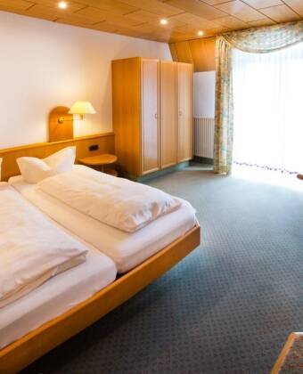 Die gemütlichen Zimmer, teilweise mit Rheinblick, werden stets erweitert und modernisiert.