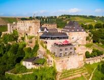 Ob die spektakuläre Burg Rheinfels oder eine der vielen anderen Burgen in der Umgebung: Am Mittelrhein gibt es viel zu entdecken.