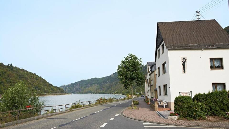 Das Hotel Krone Kestert liegt direkt am Rheinufer und bietet eine tolle Aussicht auf den Fluss.