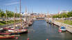 Tag en spadseretur ned til den lille havn i Kiel.