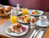 Varje morgon serveras en god frukost i hotellets trivsamma miljö.