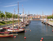 Strosa runt längs med Kiels hamn och utforska den maritima atmosfären.