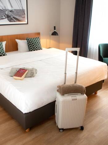 Die Zimmer bieten ein Bad /WC und Dusche, einen Schreibtisch, einen Fernseher, ein Radio, ein Telefon und einen Safe.