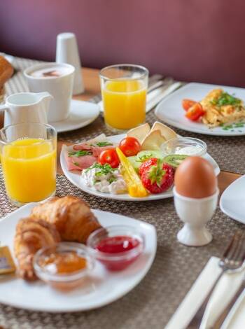 Genießen Sie das gute Frühstücksbuffet im Hotel.