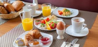 Genießen Sie das gute Frühstücksbuffet im Hotel.