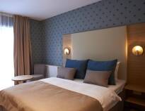 Hotellets mysiga och eleganta rum har bekväma sängar där ni sover gott.