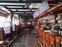 ‚The Bishops Arms‘- Gastro-Pub serviert sorgfältig zubereitete Speisen und eine große Auswahl beispielsweise an Bier und Whisky.