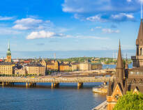 Machen Sie einen herrlichen Ausflug in die charmante schwedische Hauptstadt Stockholm, die innerhalb überschaubarer Fahrzeit erreichbar ist.
