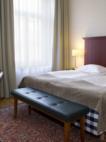 Det mysiga hotellet ligger centralt i Köping och alla rum har sängar från Hästens