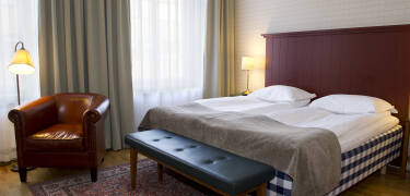 Det mysiga hotellet ligger centralt i Köping och alla rum har sängar från Hästens