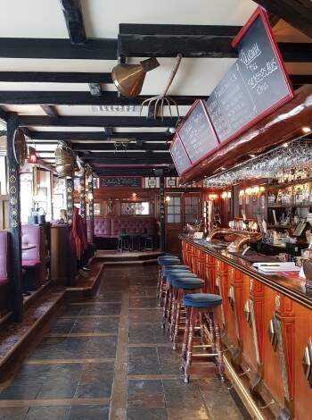 I den mysiga gastropuben The Bishops Arms serveras vällagad mat och man har ett stort urval av öl och whisky
