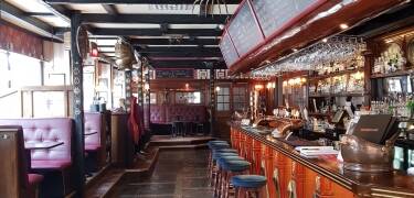 I den mysiga gastropuben The Bishops Arms serveras vällagad mat och man har ett stort urval av öl och whisky