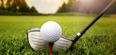 In geringer Entfernung zum Hotel gibt es u. a. Golf, Freibad, Museen und Geschäfte.