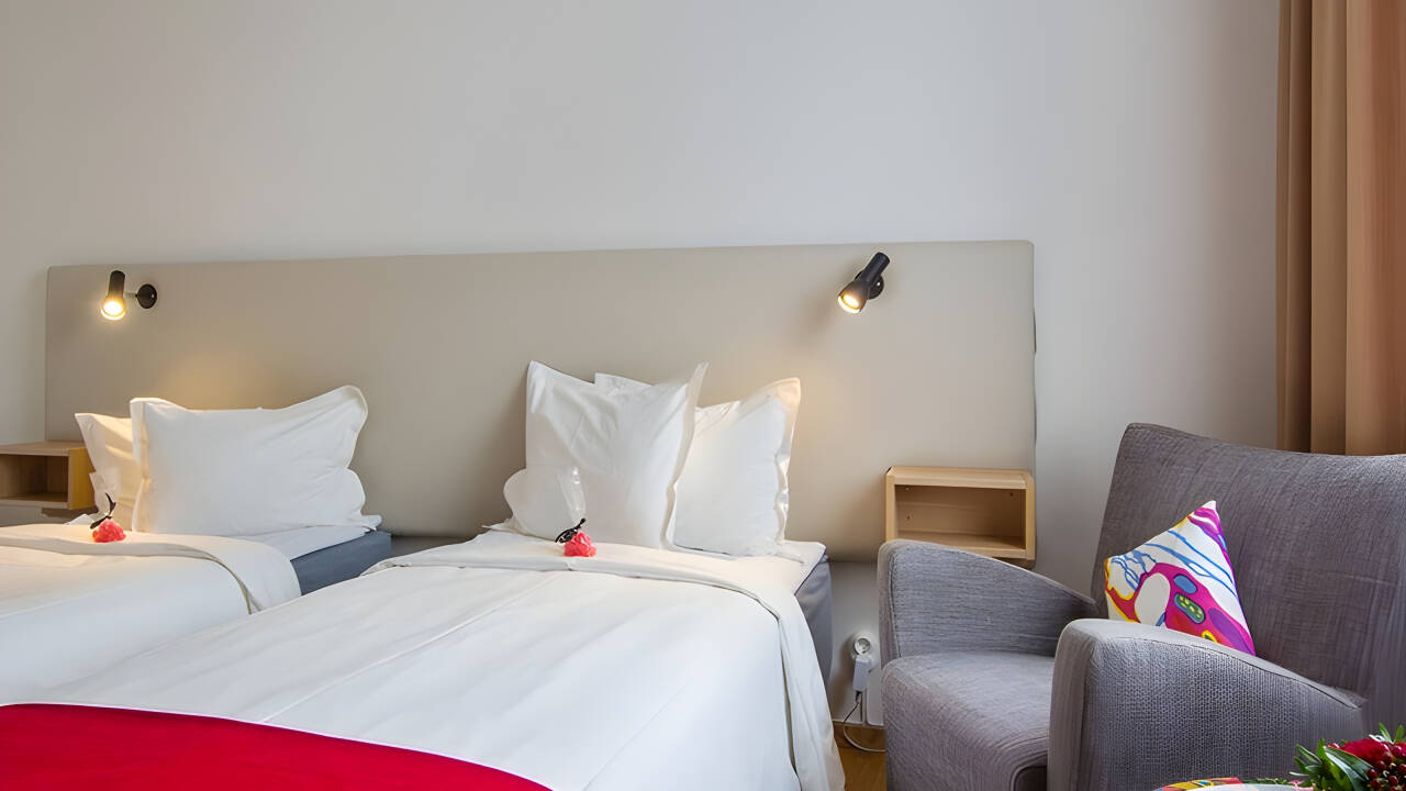 I bor på hyggelige og komfortable værelser, som alle er indrettet i en herlig skandinavisk stil.